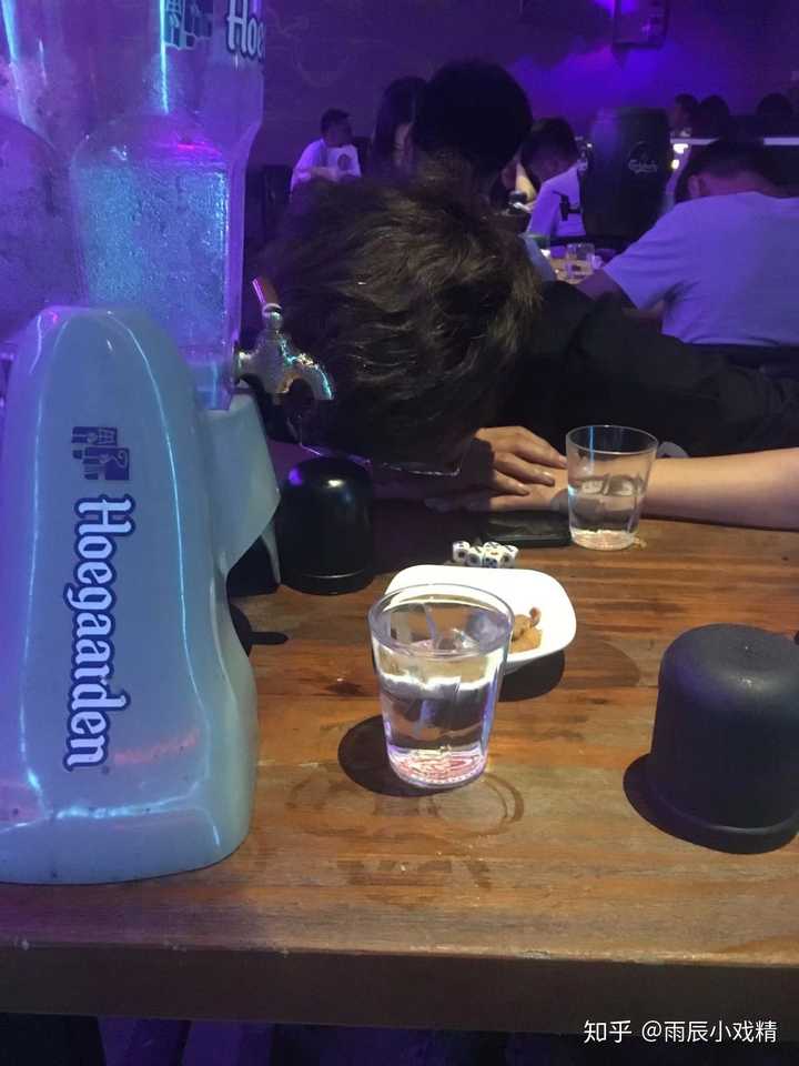 但是也不会做太出格的事,那些借机耍酒疯的,还是去睡觉吧.