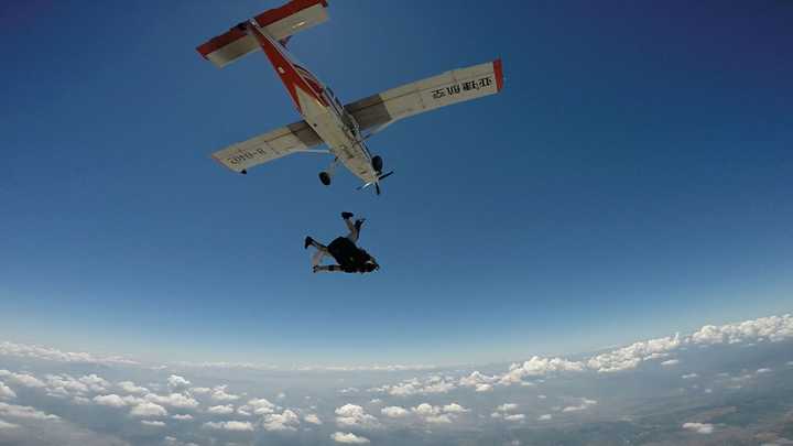 知乎用户 1 人赞同了该回答 国内的话,云浮罗定鹰飞跳伞基地有考a证