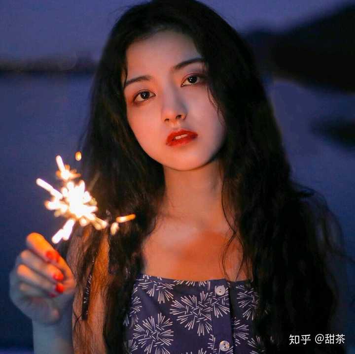 找一张很美的女孩与烟花的图片,蓝色调,以前在知乎的头像话题中看到过