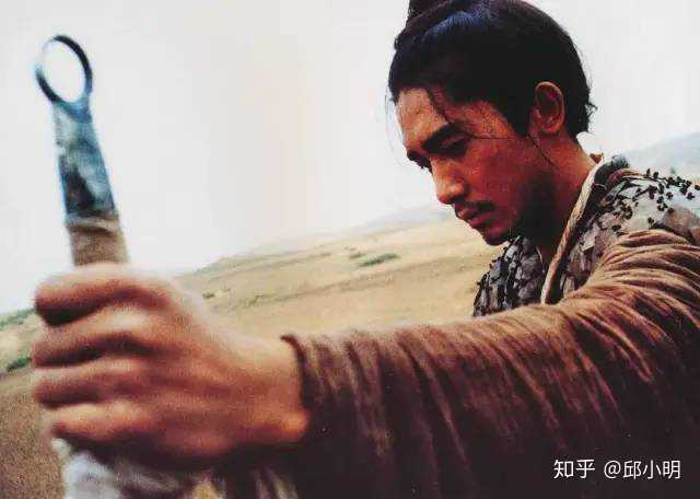 周星驰的武士形象以及部分台词,基本照搬了 《东邪西毒》中梁朝伟的盲