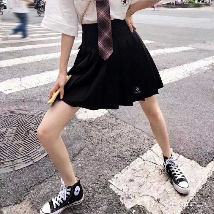 穿百褶裙坐在椅子上的时候能坐在裙子上吗?