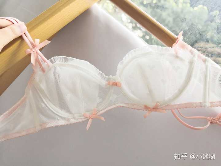 如何看待夏天不穿内衣的女生?