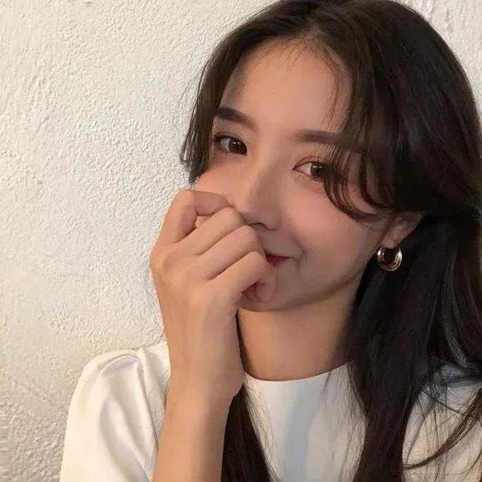 有没有那种性冷淡风又有点a的壁纸或者女生头像?