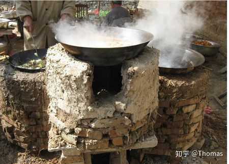 介是农村的土灶,有了灶台以后,锅的造型去掉了支腿,升级为各种平底锅