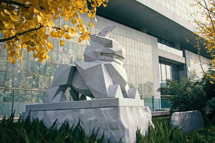 北大法学院门口雕塑:獬豸(xiè zhì)