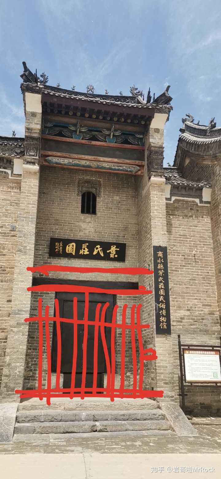 古建筑大门两侧墙里嵌的圆孔方石是干嘛用的