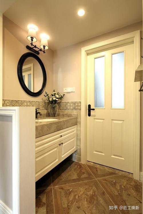 卫生间干区洗手台镜子对着卧室门,怎么解决?