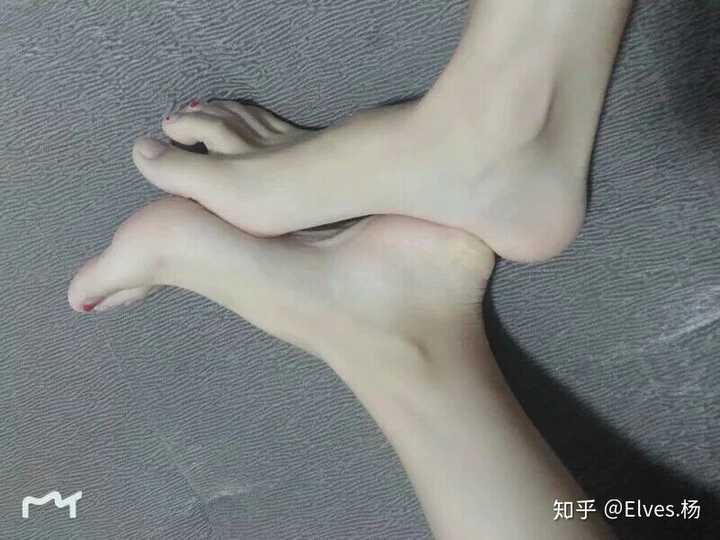 看起来很嫩很好吃啊 就是那种即使脚型丑一点 但是白了就是好看