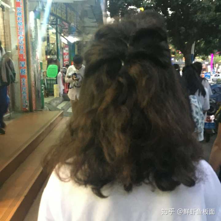 那些年初烫了羊毛卷的姑娘们,你们现在的发型是什么样