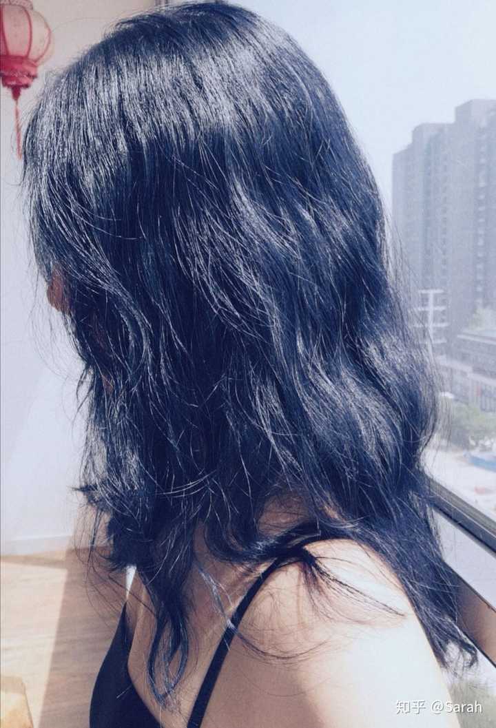 阳光下会有明显的蓝色,像大海深处的颜色,超级好看 黄皮也很适合,低调