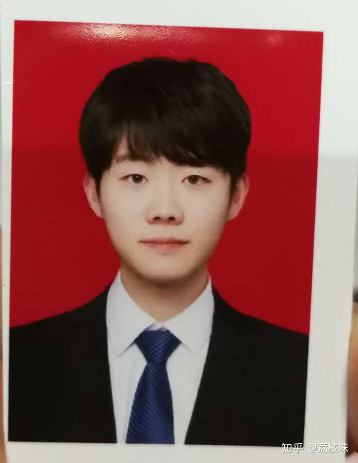 跟他一起去拍证件照,他的像高中生,我拍的好像那种韩剧里职场的心机