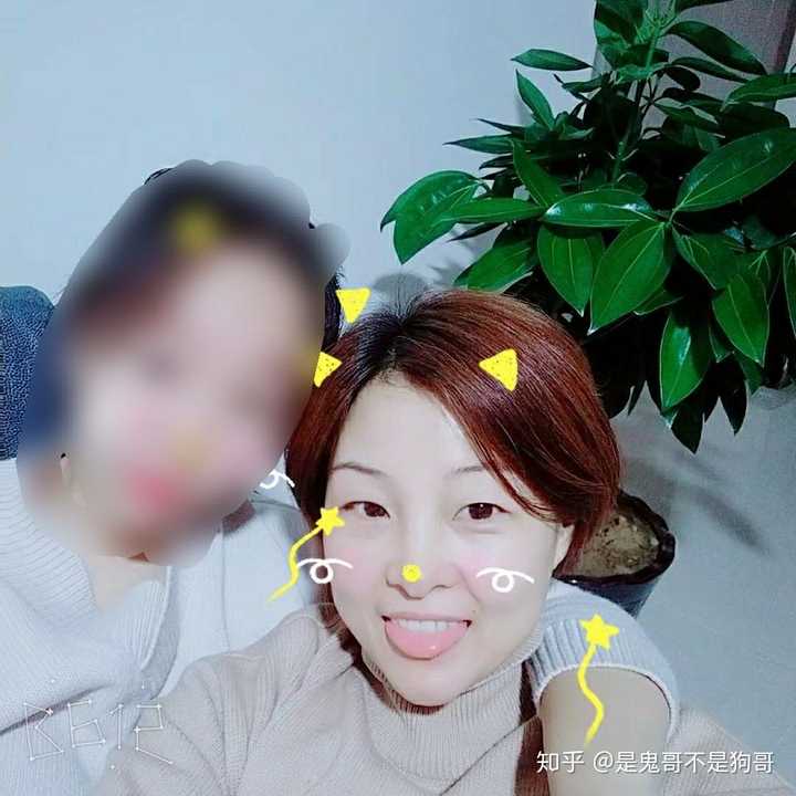 手机里和妈妈的合照并不多,因为我是一个不太喜欢拍合照的人,照片按