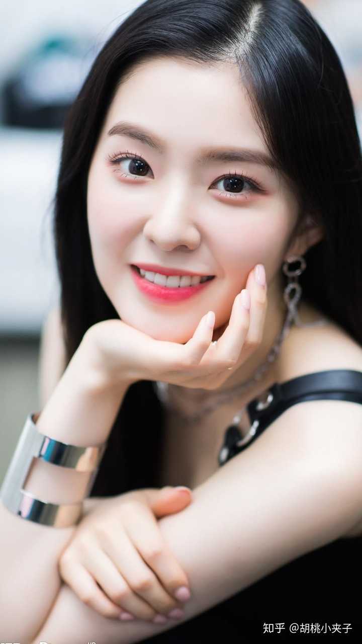 还有女团里,个人比较喜欢裴珠泫的颜,真的很美.