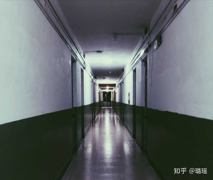 凌晨五点半的寝室楼道