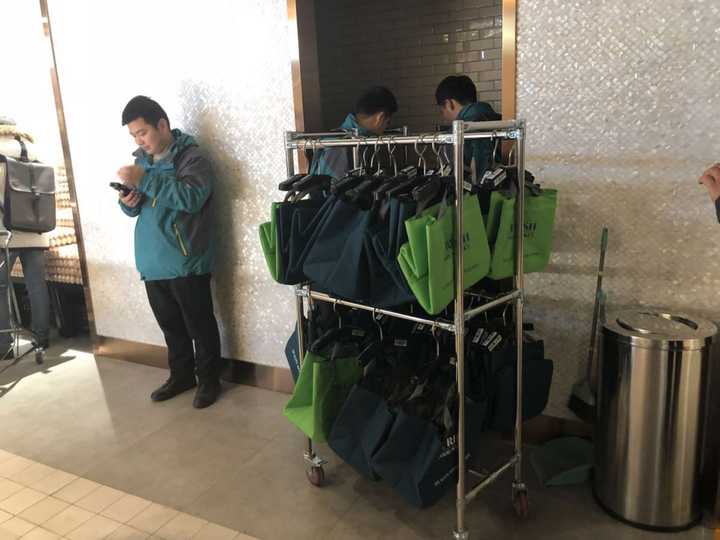 分拣员在悬挂链传送口