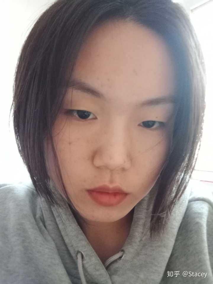 有没有那种单眼皮小眼睛塌鼻梁厚嘴唇但还挺好看的女生?