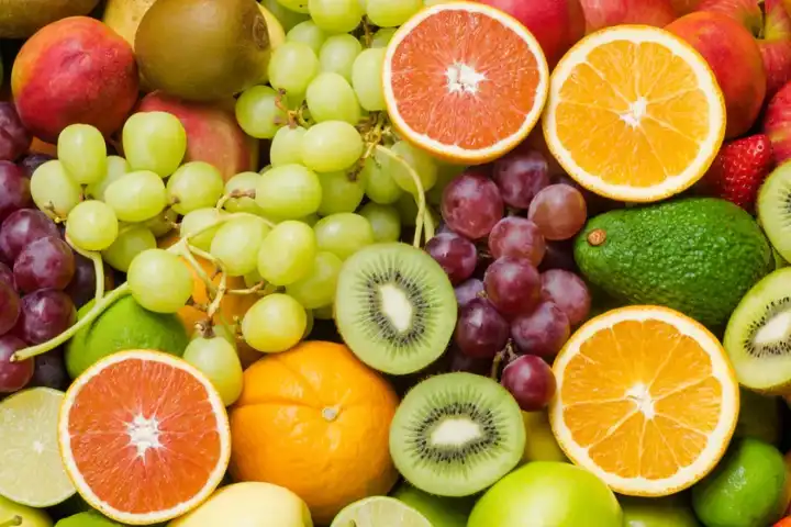 富含维c:橙子,枣子,猕猴桃等大多数水果;西红柿,西蓝花等蔬菜.