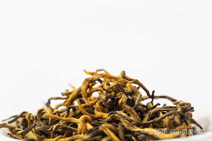 茶叶更为长条,黑色与金色相间,苗锋秀丽完整,金毫多而显露,呈直条状