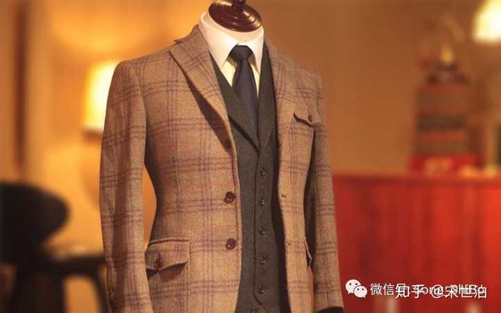 燕麦色浅紫格纹诺福克夹克搭配深灰色粗纺马甲
