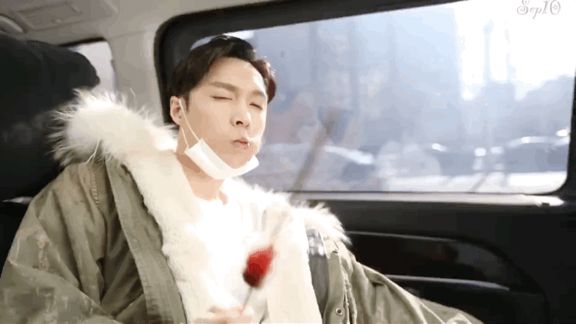 吃到好吃的,会忍不住手舞足蹈,孩子气的一面