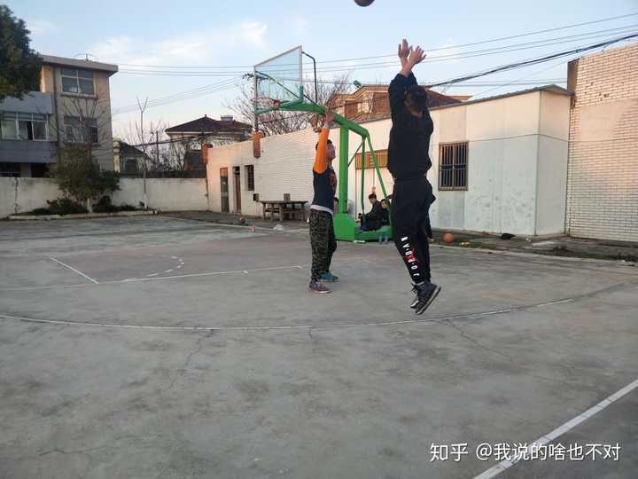 这是今年2月份还没封村时候在小区球场和朋友约球的照片.