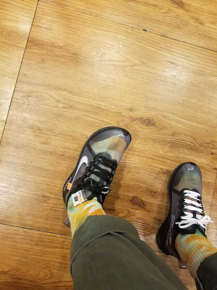 配上骚骚的袜子 你就是整条gai最靓的崽 当然不穿袜子效果更嘉 nike