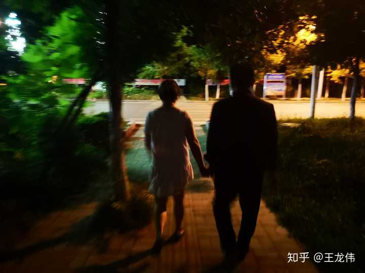 陪爸妈散步,老爸牵着老妈的手.