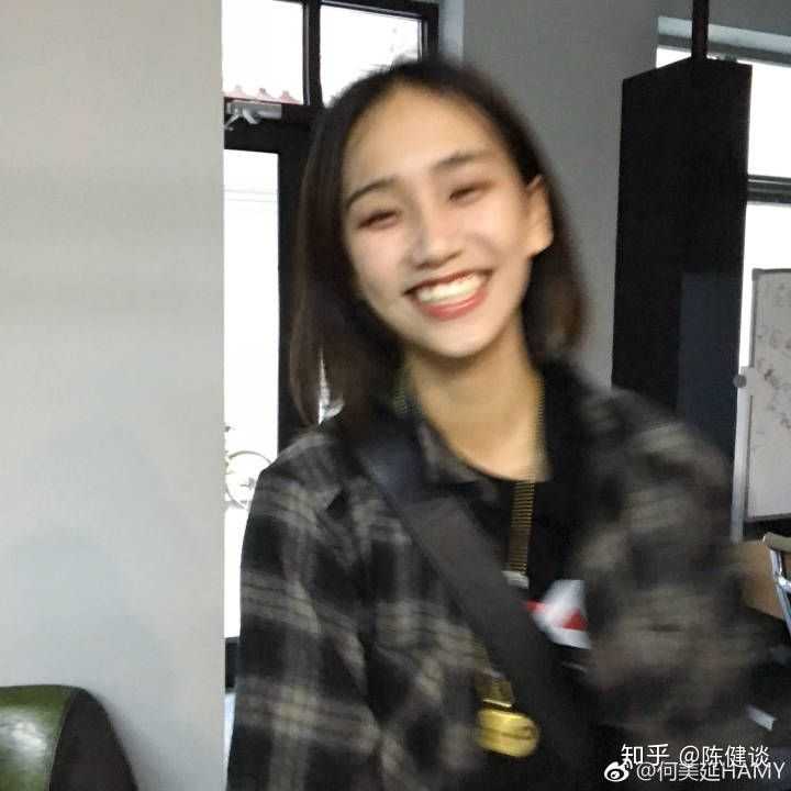 图上这个女孩是个rapper吗叫什么名字?