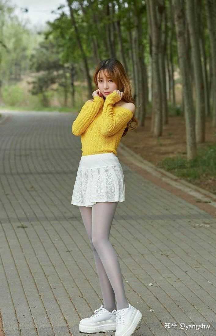 对于女生穿毛衣连衣裙,下面肉色丝袜配aj,有多少人没法接受.