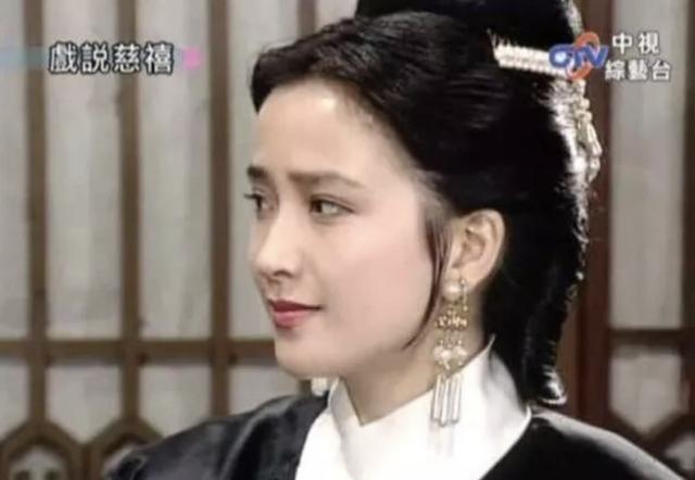 1992年,在《戏说慈禧》中,何晴饰演慈安.