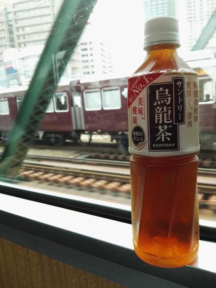 为什么日企都有三得利乌龙茶?
