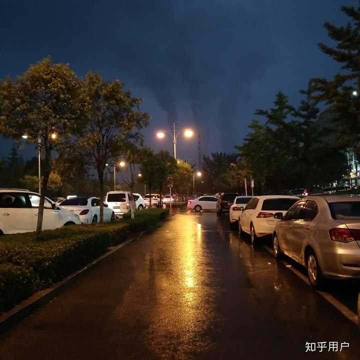 饭后独自一人走在街上  那天碰巧下雨了  再加上暖色的光  感觉很有