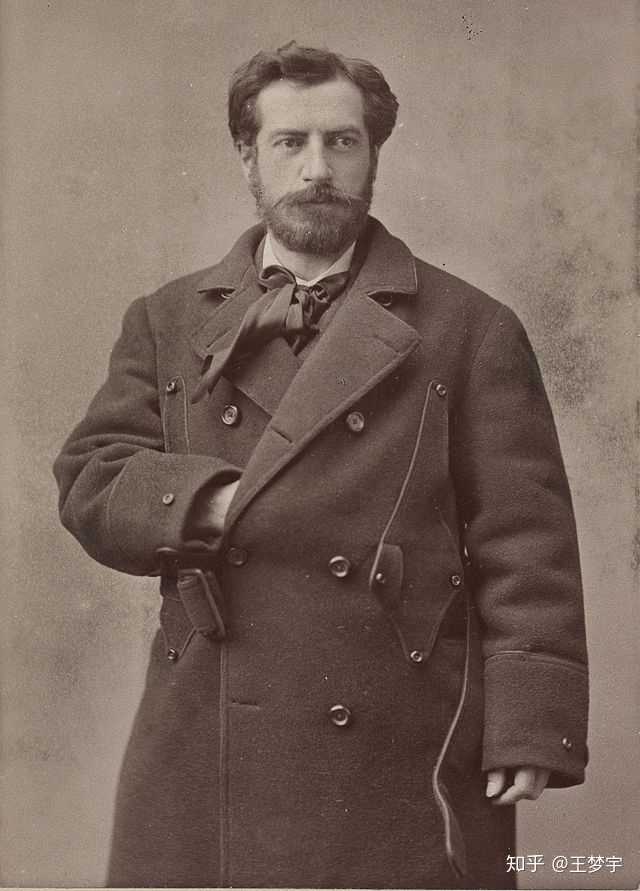 这座喷泉由 auguste bartholdi 于 1898 年设计,是拉扎尔德·施文迪