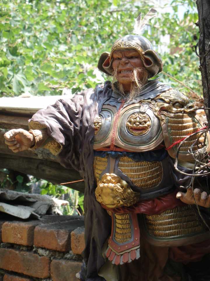 以下是国内盔甲复原团队根据上面的骑马武士雕塑做的盔甲复原,较为