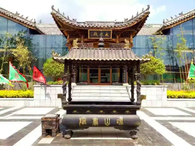 崂山书院坐落于崂山西南麓的仙山秀水间,是儒释道三元聚汇的体验胜地.