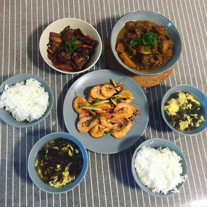 在家两个人吃饭的时候,焖南瓜,五花肉炒榨菜,姜葱炒基围虾.