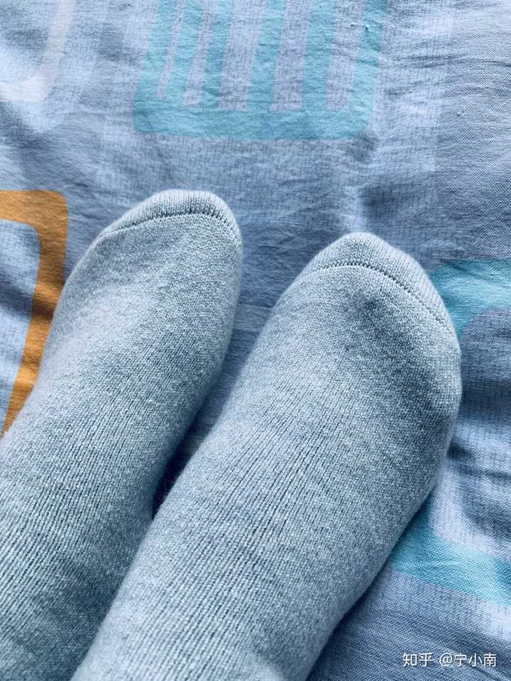 普通的袜子出脚汗,袜子脚底穿几天就会出现沾化,必须洗,不然穿在脚上