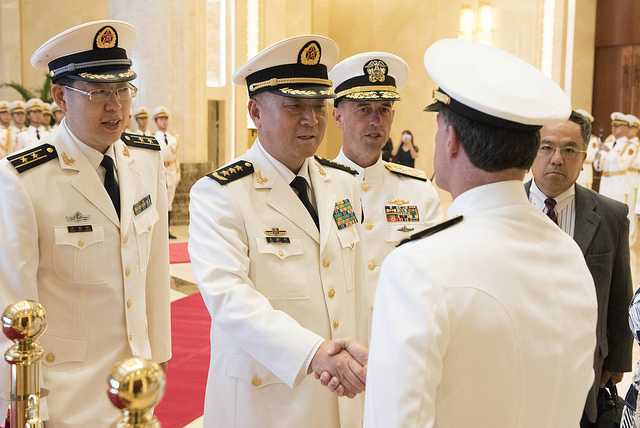 这张是吴胜利海军上将和美军某海军将领握手.