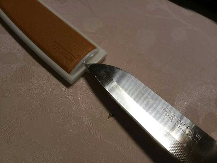 直到某天我没戴眼镜的时候洗完水果刀想把水果刀套上鞘,很随意地套