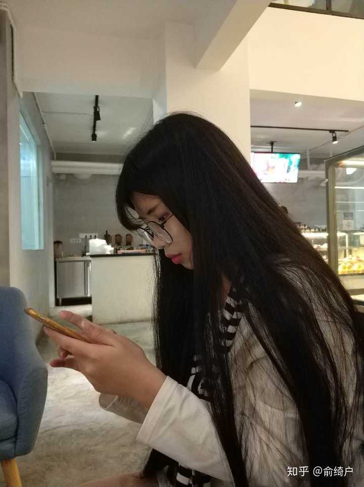 上厕所头必须仰着必然会垂到地上  至于晚上睡觉 头发就会变成天女