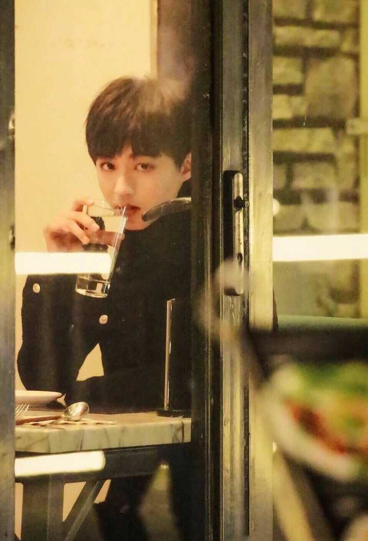 然后在王俊凯这一条下的评论画风是这样的 从侧面证明了王俊凯的帅气