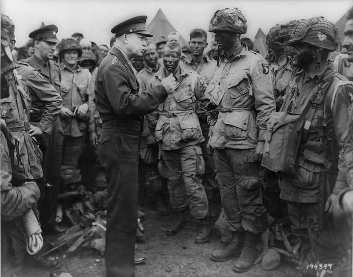 1944年六月5日,诺曼底登陆前,盟军远征军最高总司令艾森豪威尔和101