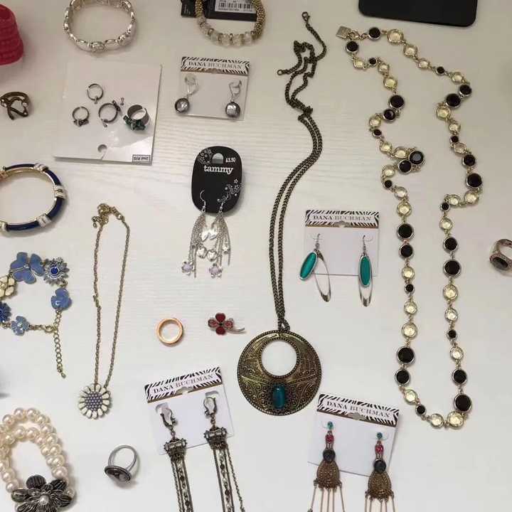 想去摆地摊卖小饰品,请问哪里批发货源最好?
