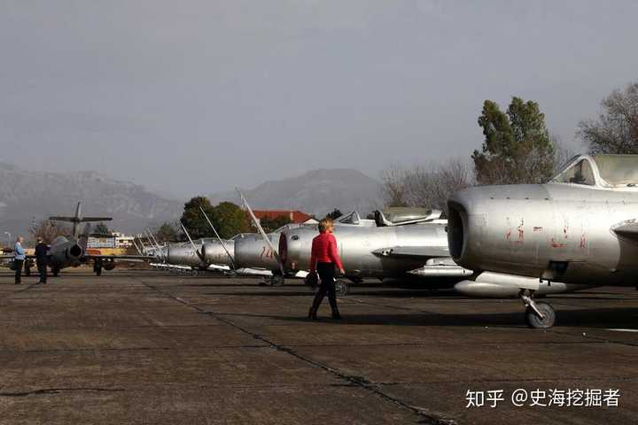 2016年,由于缺乏资金,阿尔巴尼亚空军拿出40架老旧飞机来拍卖,包括