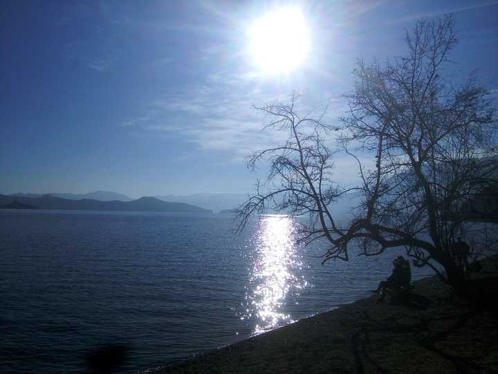 那天要离开前,独自一人坐在湖边长凳上看夕阳西下一小时,心都能感受到