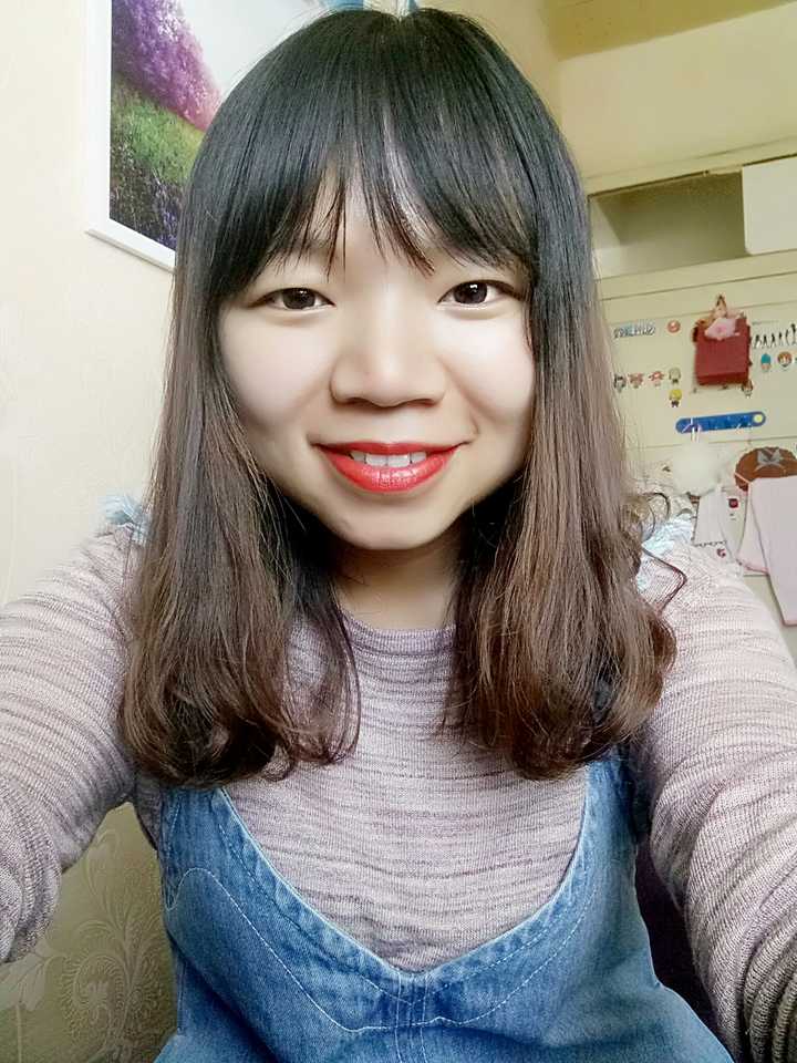 我是典型的圆脸塌鼻子,还胖,154,50kg上下浮动,只能靠化妆了    .