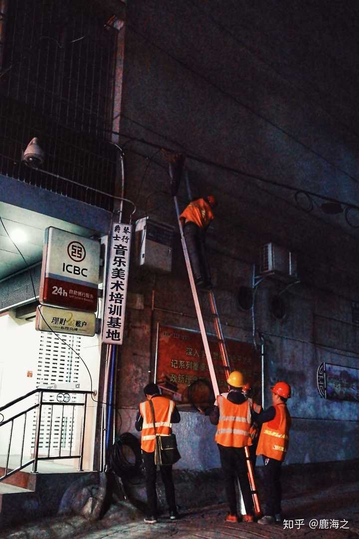 十一点的晚上,还在忙碌工作的人,橘色外套,点燃夜色.