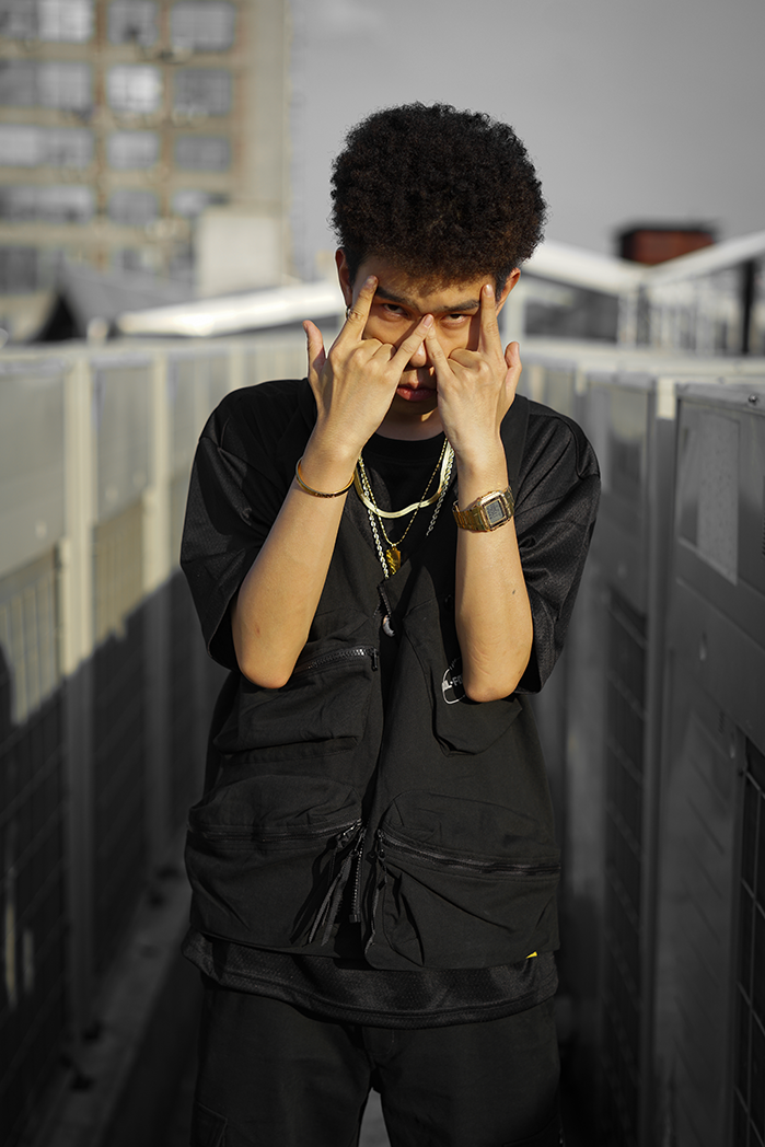 皮肤黑的男性,怎么穿衣服?穿衣服有什么颜色搭配的讲究?