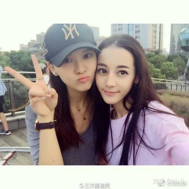 一个是王洋,与热巴结缘16年的麻辣变形计,是热巴最好的闺蜜 经常会点