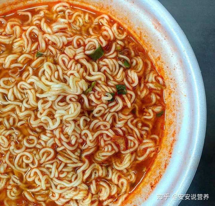 很多人认为泡面是垃圾食品,油腻,吃多了容易胖,但吃起来却是真香!